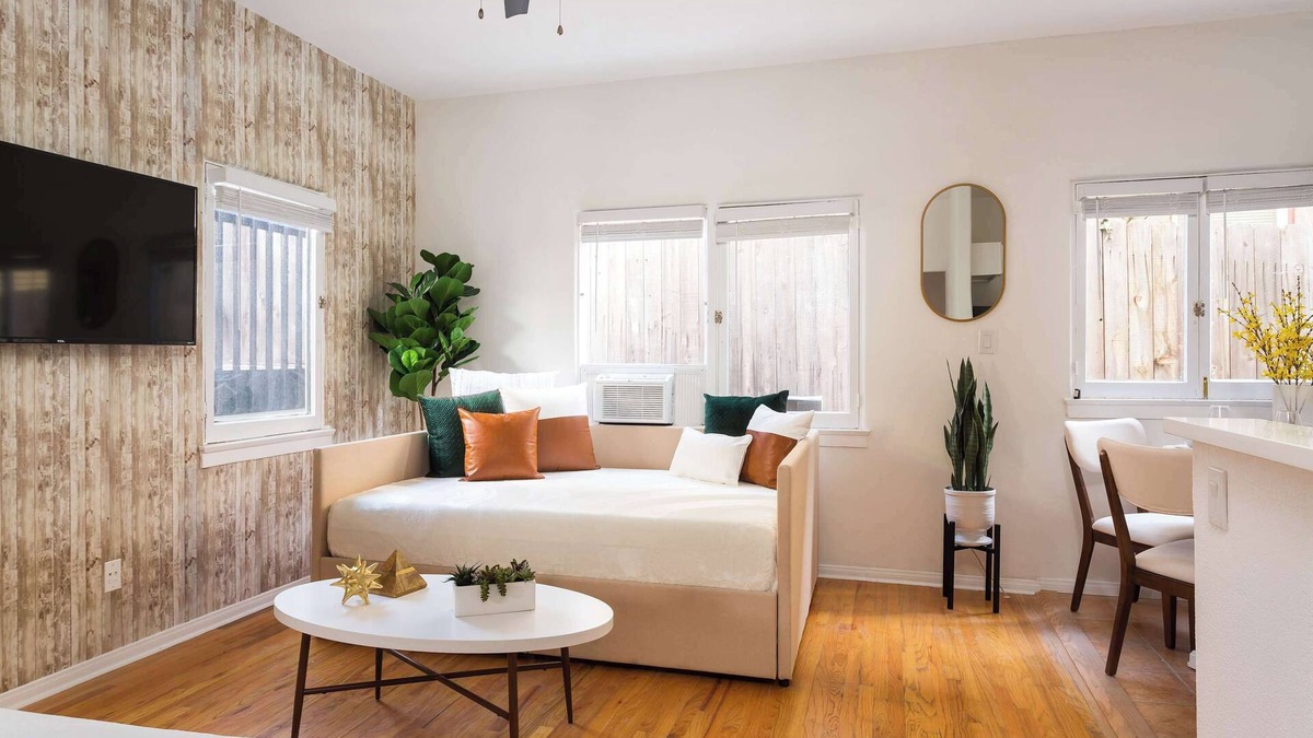 Golden Hill Apartment | Elegant 2BR Apt | Sleeps 6, Parking + AC