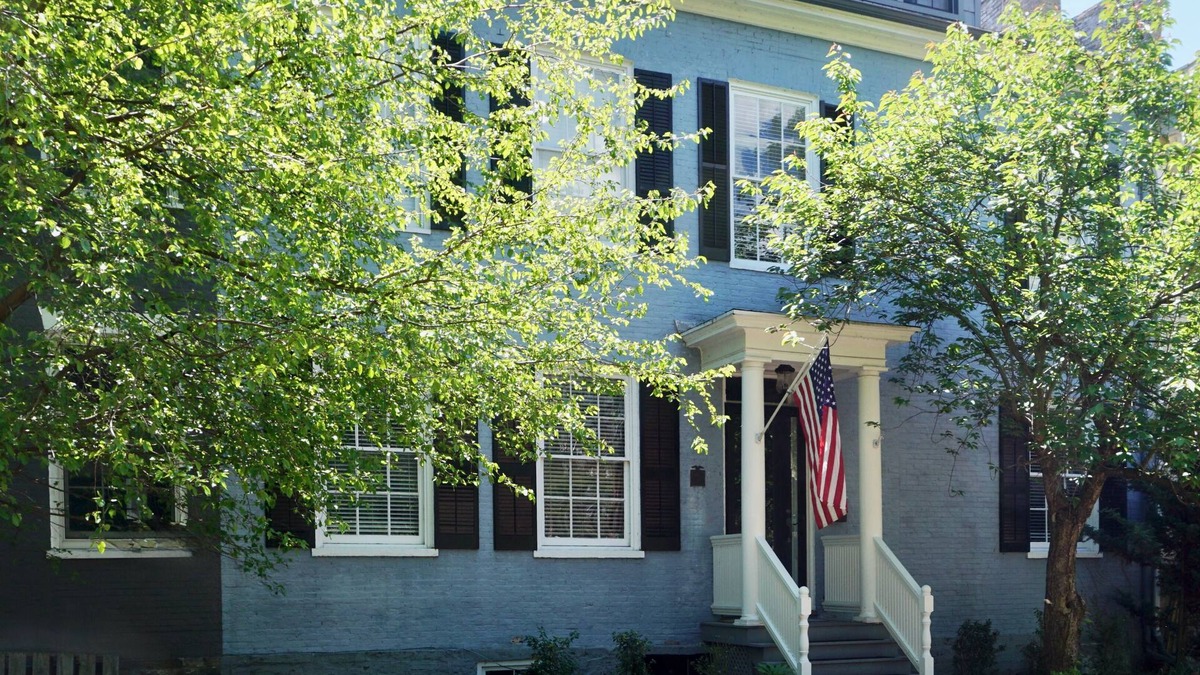 South Main Street House | Elegant 3 FL 7 Beds Row House in Historic Geneva: Walk to HWS, Lake, Downtown