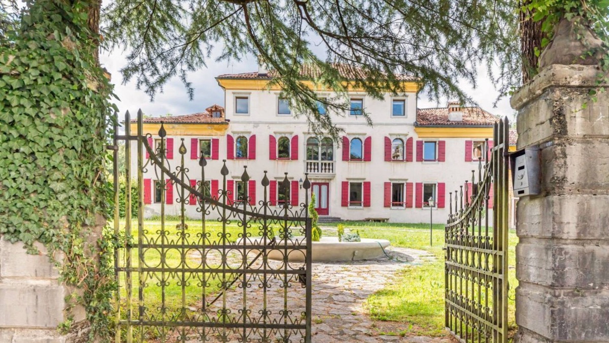 Belluno Apartment | Elegant 350 sqm apartment for 6 people, located on two levels of a historic 18th century villa. The villa, with fine furnishings and frescoed galleries, will enchant you with its rooms, where history and comfort blend to give you an unforgettable experie