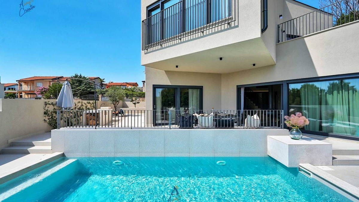 Vabriga Villa | Elegant 4-BR Villa with Hydromassage Pool, Close to Beaches