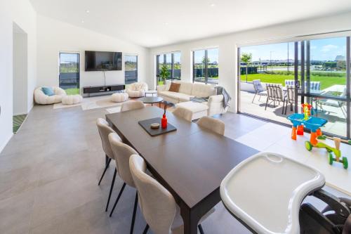 Lincoln Apartment | Elegant 4BR Retreat with Garage, Family friendly