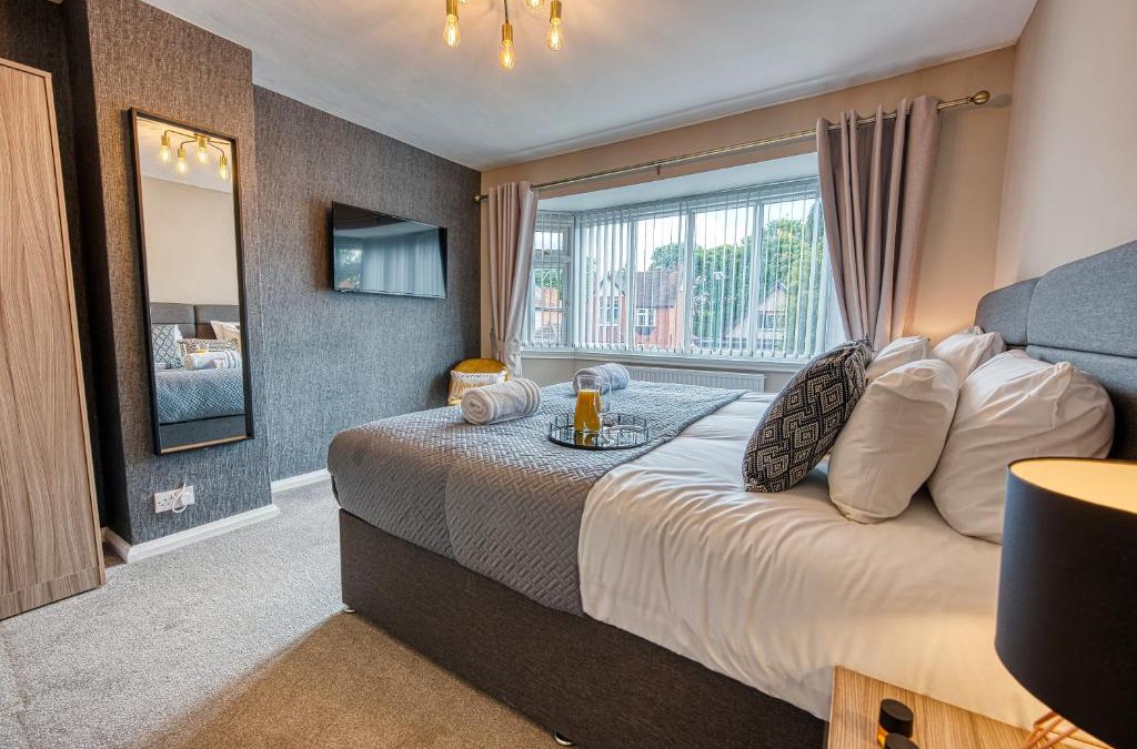 Shirley House | Elegant 5 Bed House - Sleeps 9, Central Solihull, NEC, JLR, HS2, Resorts World, Airport Business and Leisure Stays,