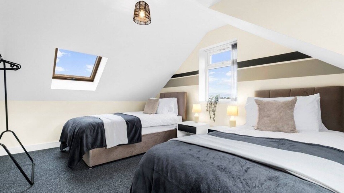 Tipton House | Elegant 5 Bedroom House/Free Parking/Yard