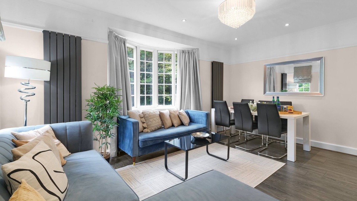 High Wycombe House | Elegant 5 Bedroom, 2 Bathroom Home at Marlow Hill
