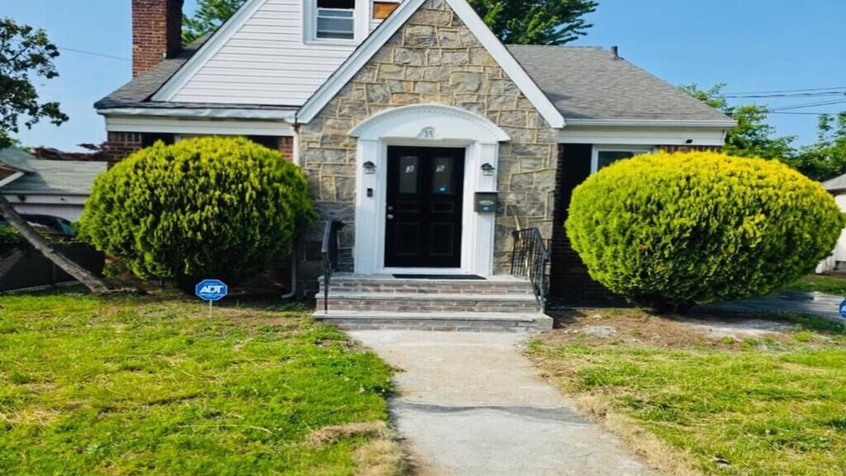 Valley Stream House | Elegant 5BR Family Oasis – 5 Mins to JFK, Walk to Mall & Train, Free Parking!