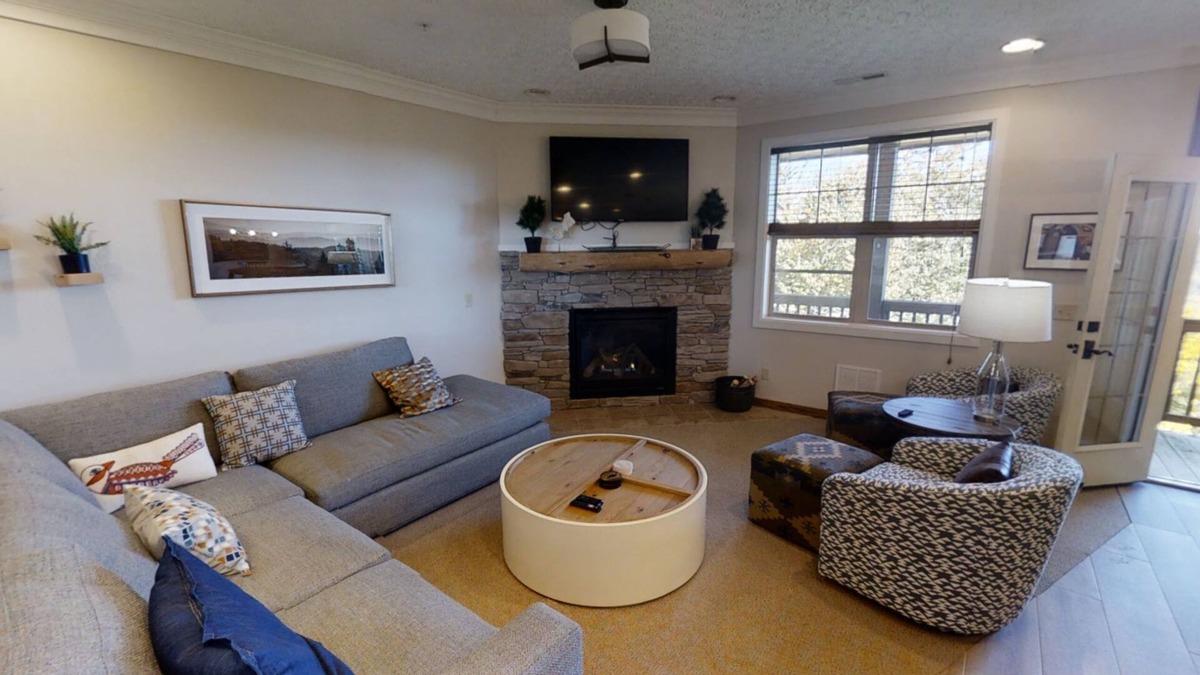 Snowshoe House | Elegant 6BR Retreat in Black Bear Crossing by RedAwning