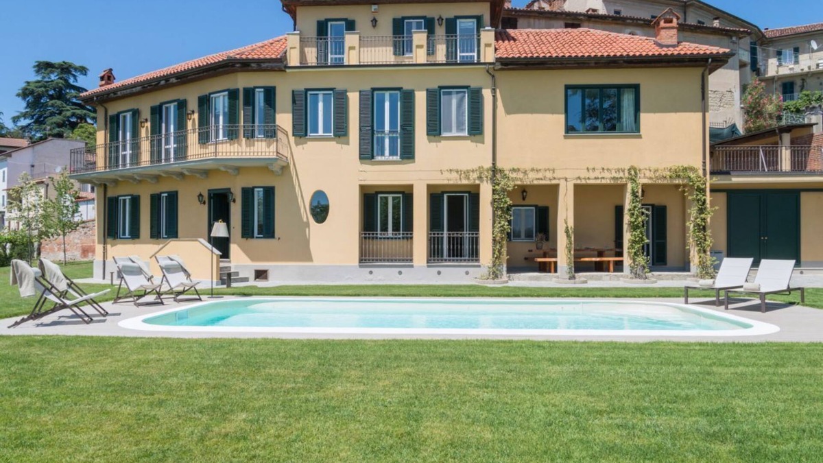 Vignale Monferrato Apartment | Elegant and spacious villa perfect for accommodating up to 12 guests is located in the center of Vignale in the heart of Monferrato area, nominated a UNESCO World Heritage Site in 2014. The house is equipped with every comfort: WiFi, air conditioning, ou
