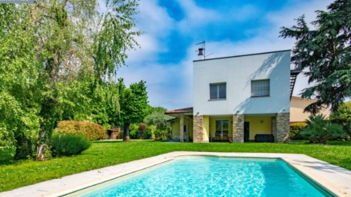 Pieve Vecchia Villa | Elegant and modern villa to head to m50 from the lake with garden, private pool.