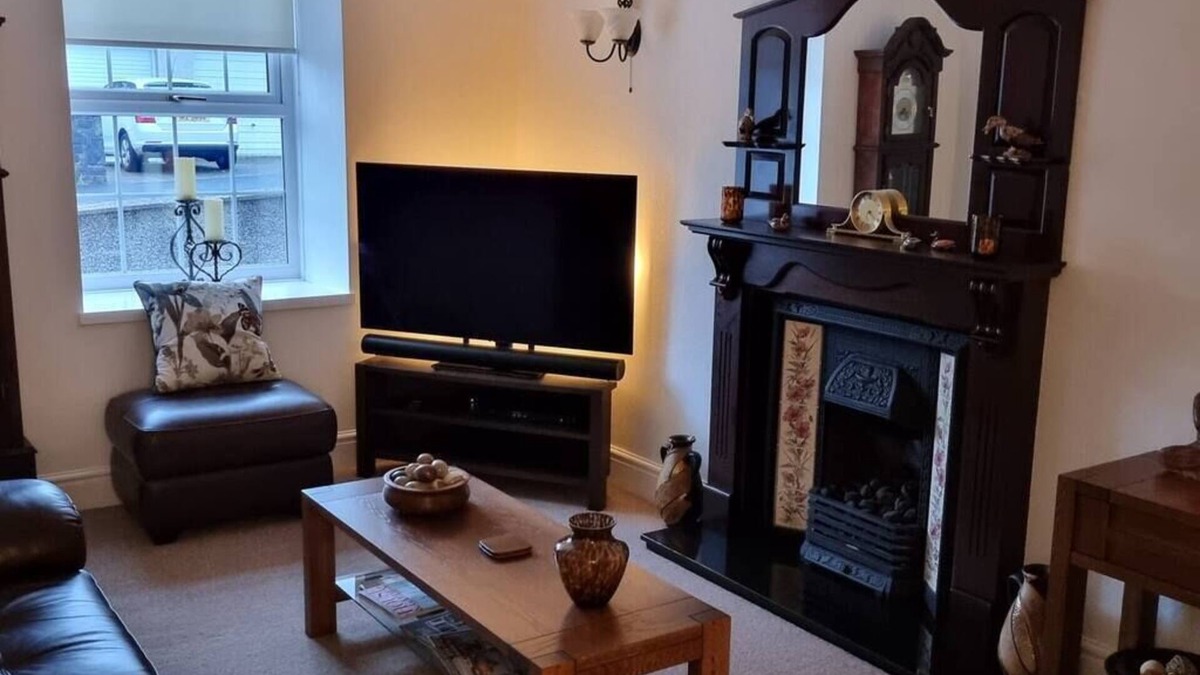 Bont Newydd House | Elegant and Spacious Four Bedroomed Residential House, Great place to anchor to visit Snowdonia and