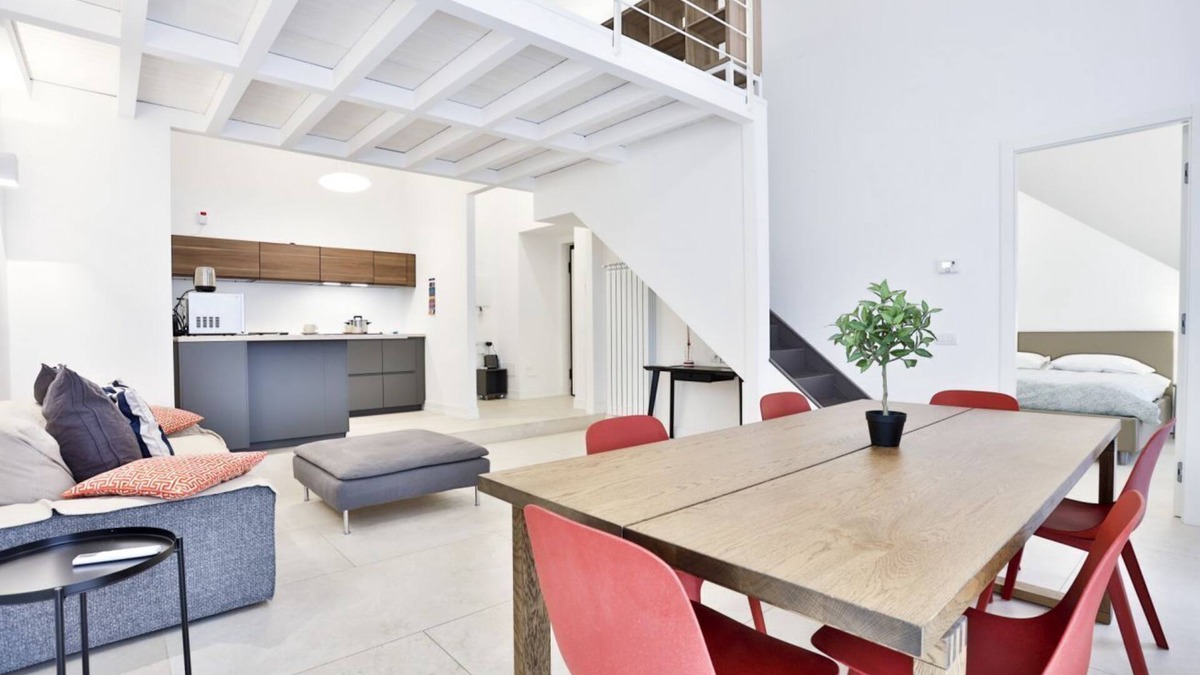 Rione Duomo Apartment | Elegant apartment able to accommodate up to 6 people with three bedrooms and two bathrooms, totally new both in the renovation and in the furnishings and with fine finishes. The accommodation is located in the central area, a few steps from the Villa Com