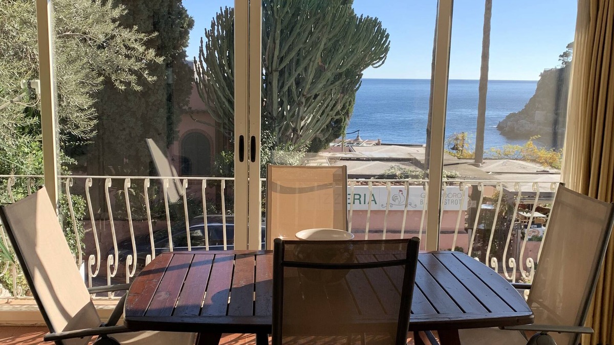Mazzaro Apartment | Elegant apartment in the heart of Taormina mare with spectacular views!