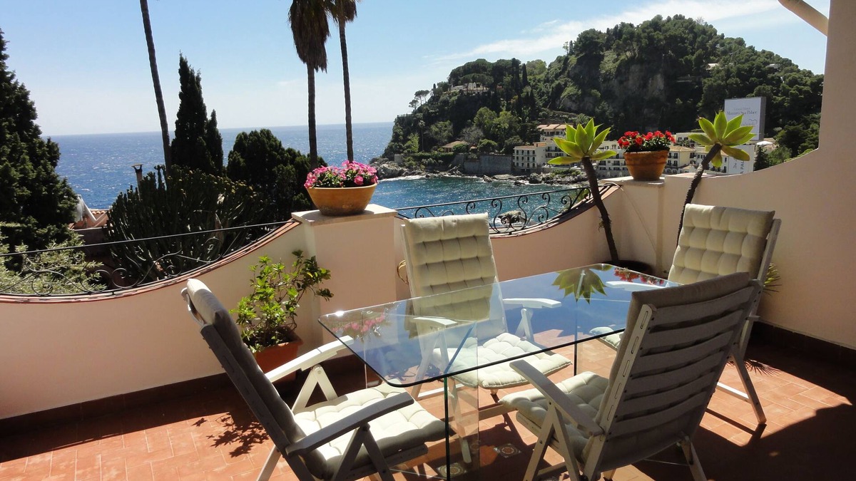 Mazzaro Apartment | Elegant apartment in the heart of Taormina mare with amazing view!