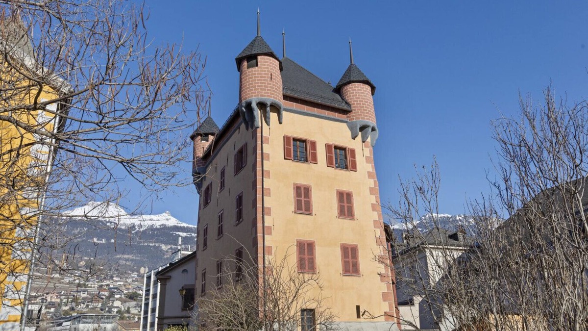Sierre Apartment | Elegant Apartment in the Château des Vidomnes