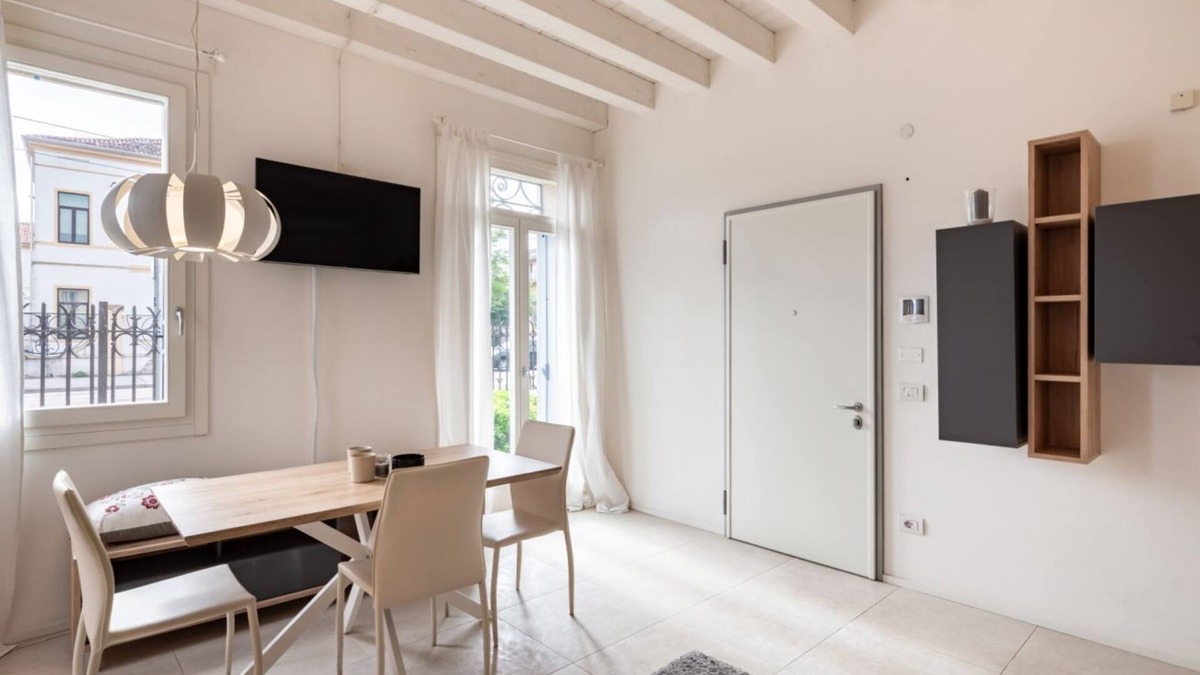 Padova Apartment | Elegant apartment located on the ground floor of a building.Able to accommodate up to 4 people, with a small 10 sqm garden in front of the house, a double bedroom, a living room with kitchenette and bathroom.The apartment has an assigned private uncovere