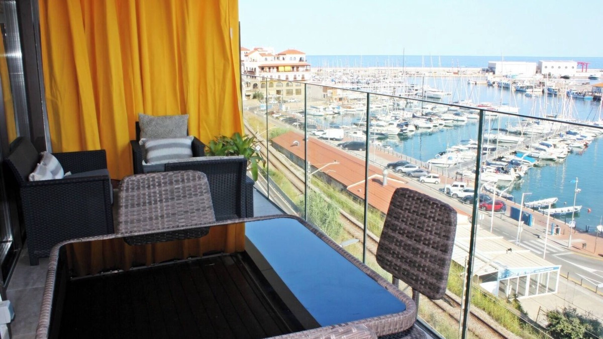 Arenys de Mar Apartment | Elegant apt. p/4 pax 1 min from the beach with Wi-Fi