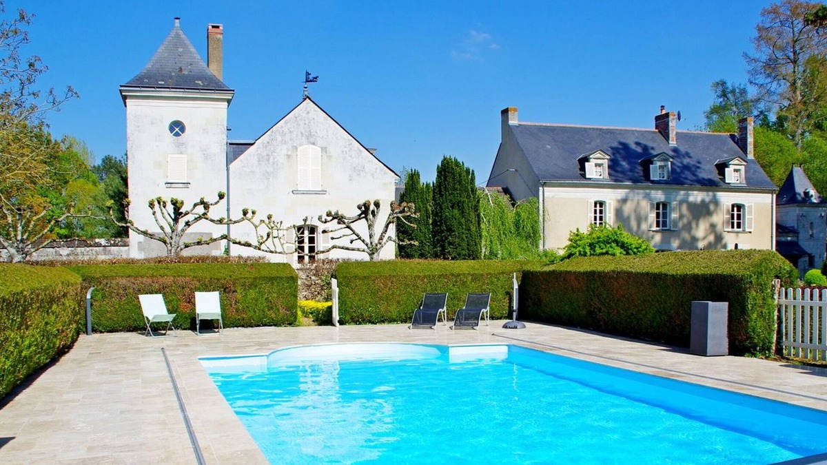 La Menitre Bed & Breakfast | Elegant B&B in La Ménitré with heated pool and wifi