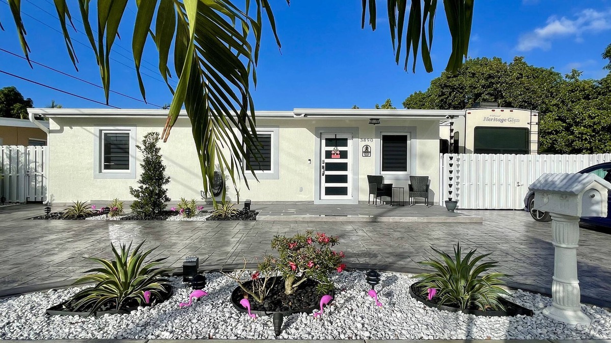 Hialeah House | Elegant beautiful house w/pool 10 min from Miami Int. Airport