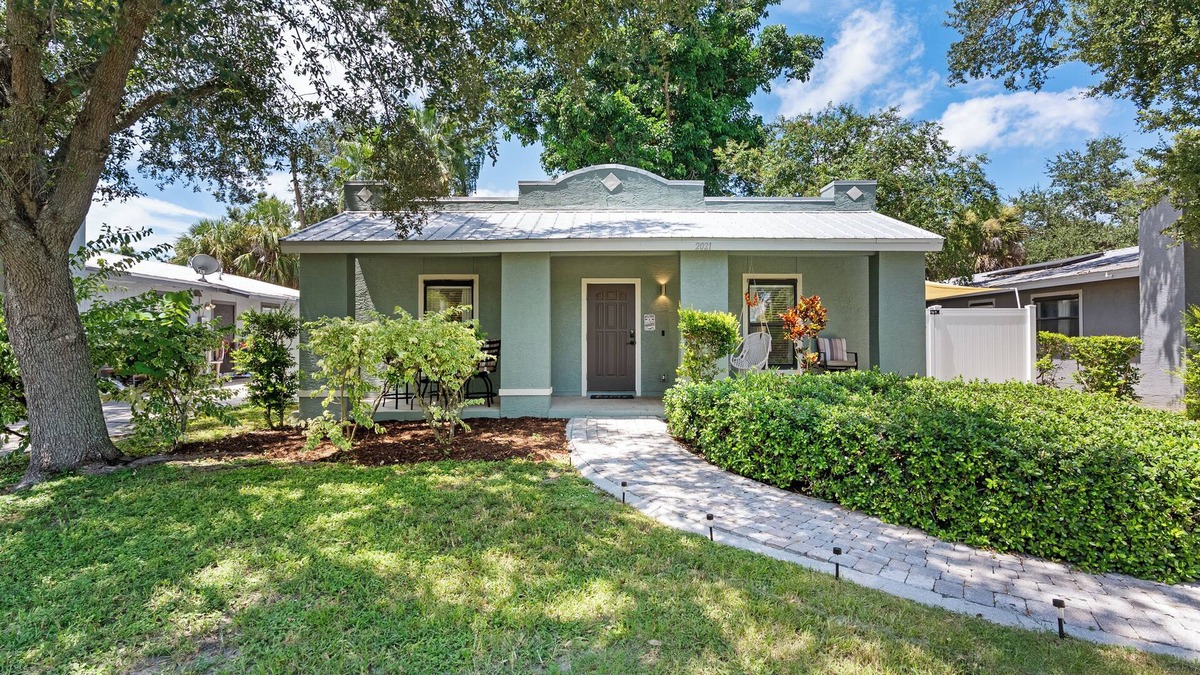 Newtown House | Elegant Boho Beach House, 3 min to Main St. Sarasota, 10 min to Lido Beach