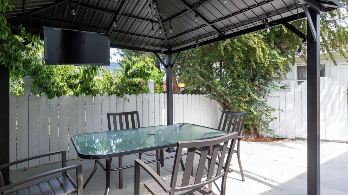 Burbank House | Elegant Burbank Beauty: Affordable Comfort Awaits