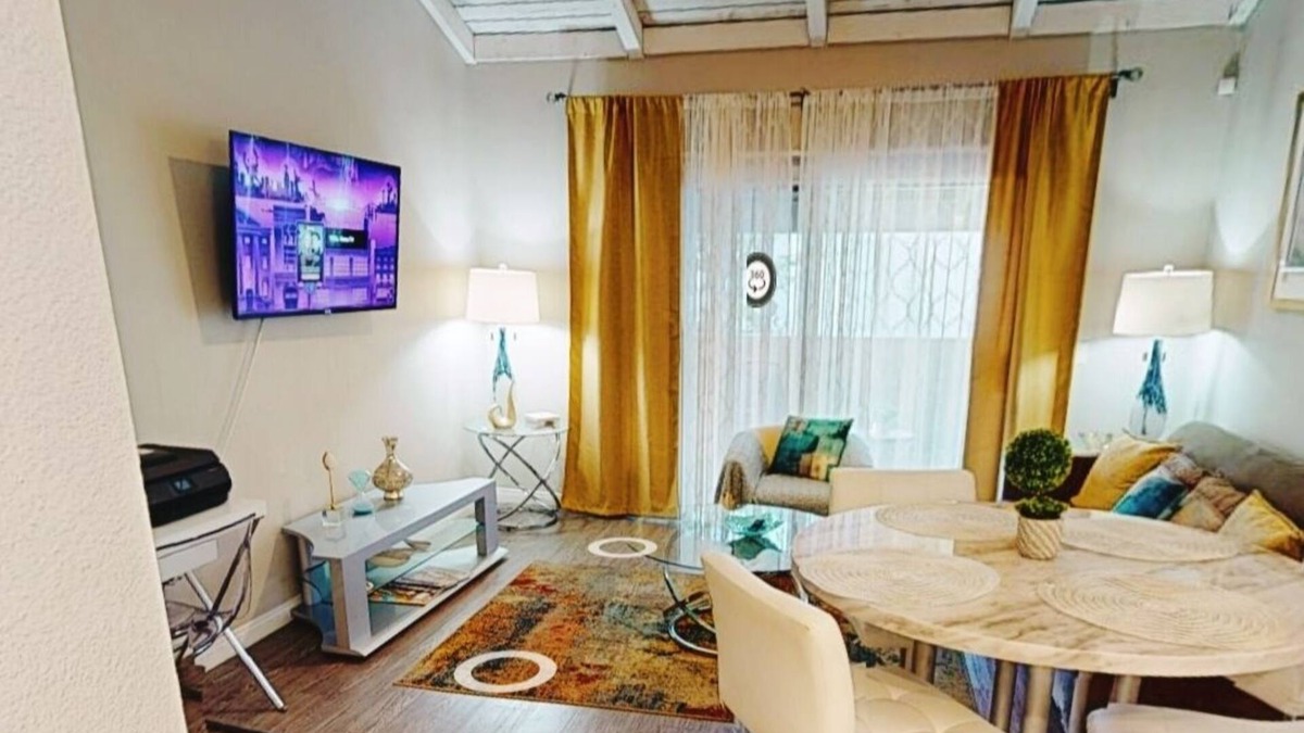 Santa Ana House | Elegant/business/retreat King bed/RokuTV/1br 1bath