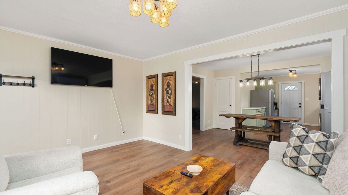 Kingsport Apartment | Elegant & Central ~ Queen Beds ~ Private Yard
