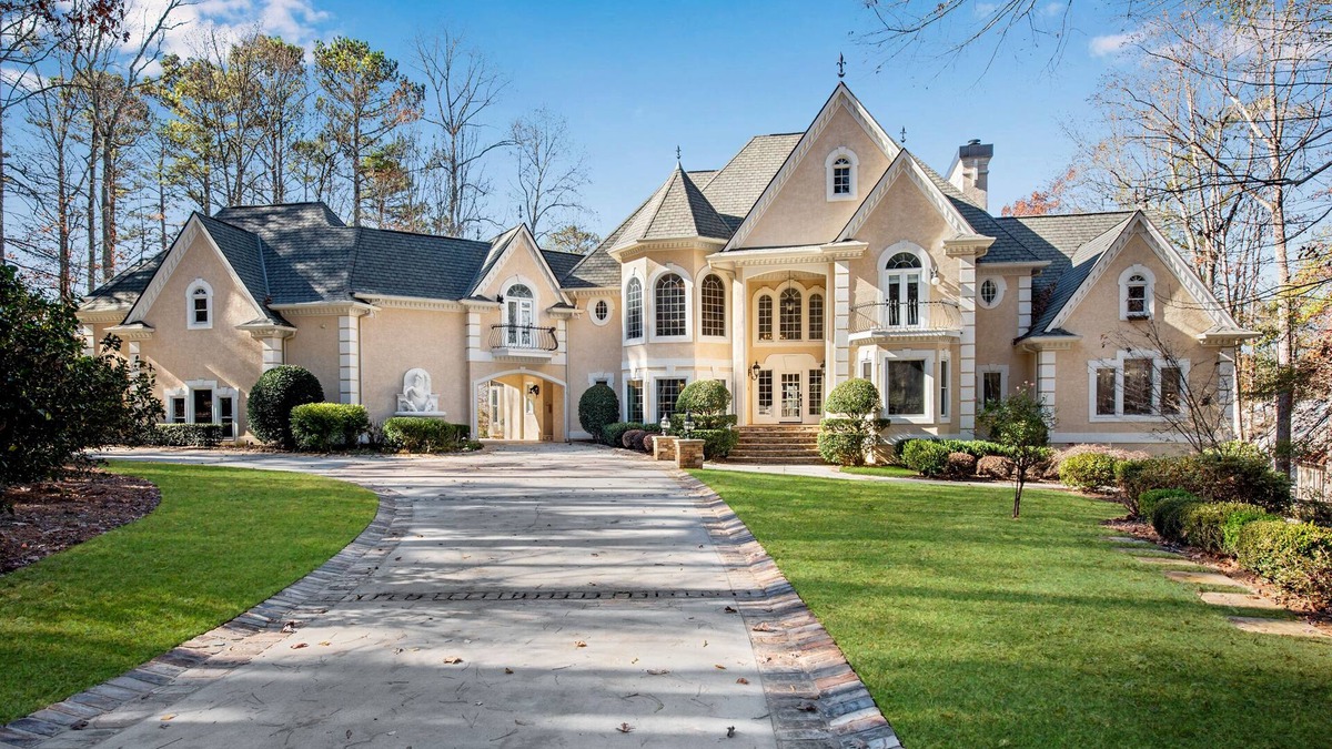 Milton House | Elegant Chateau on Lake with pool, spa, vineyards, 6 kitchens, and much more!