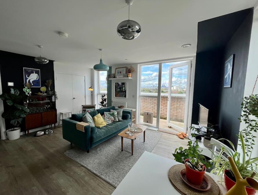 New Cross Apartment | Elegant Chic Living: 1 Bed In Vibrant London Area