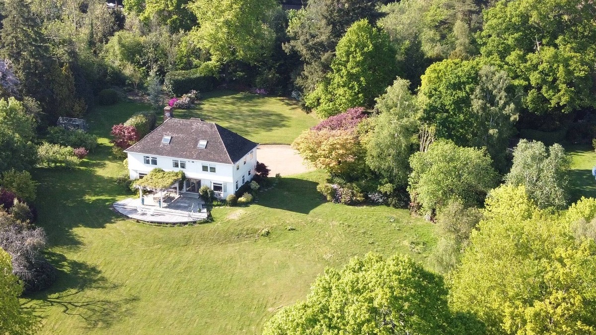 Cranbrook House | Elegant country family home near Sissinghurst, Scotney and Bodiam Castle