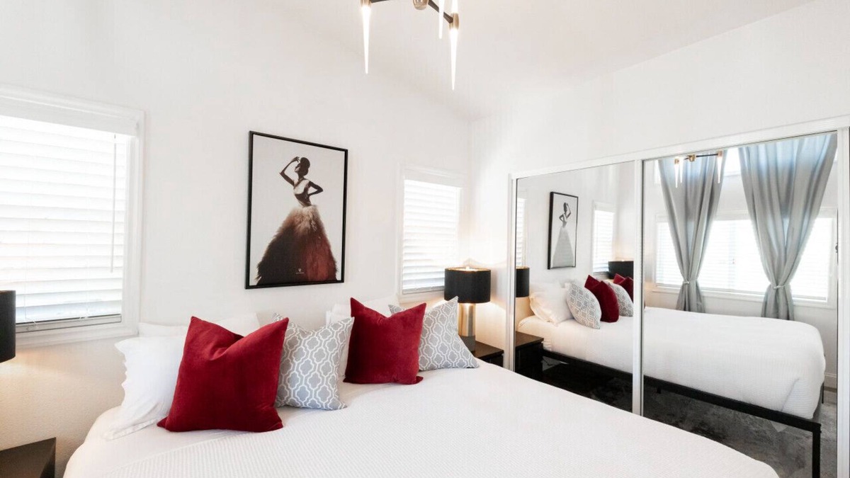 Reno House | Elegant Courtyard Cottage: Ruby