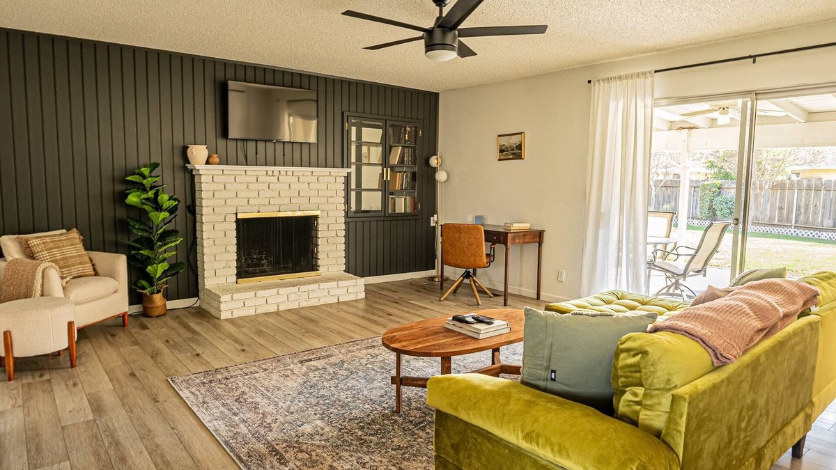 Porterville House | Elegant Cozy 3 Bedroom Home with Large Backyard