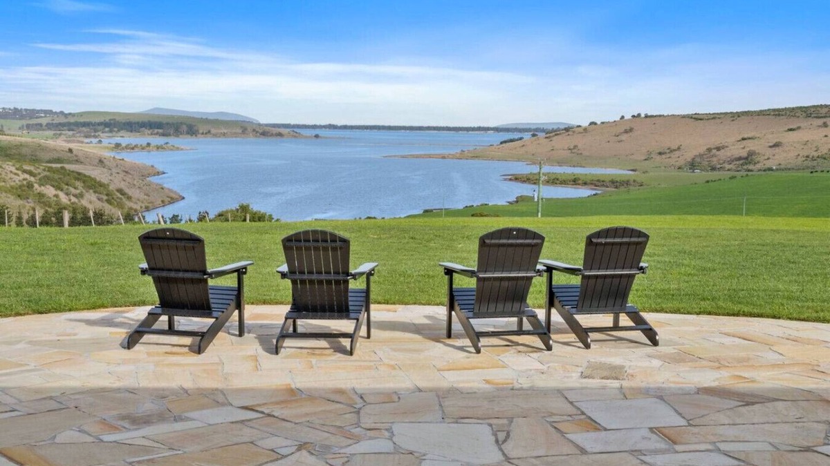 Sorell Apartment | Elegant Creekside Retreat