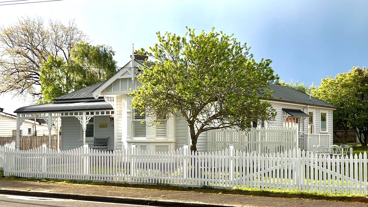 Evandale House | Elegant Edwardian Home in historic Evandale Tasmania. (Pet Friendly)