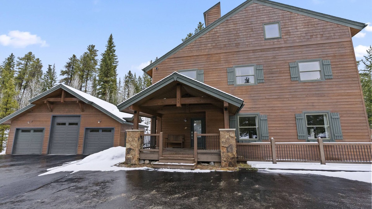 Blue River House | Elegant Family Cabin w/Hot Tub & Game Room, 5 Mins to Breck