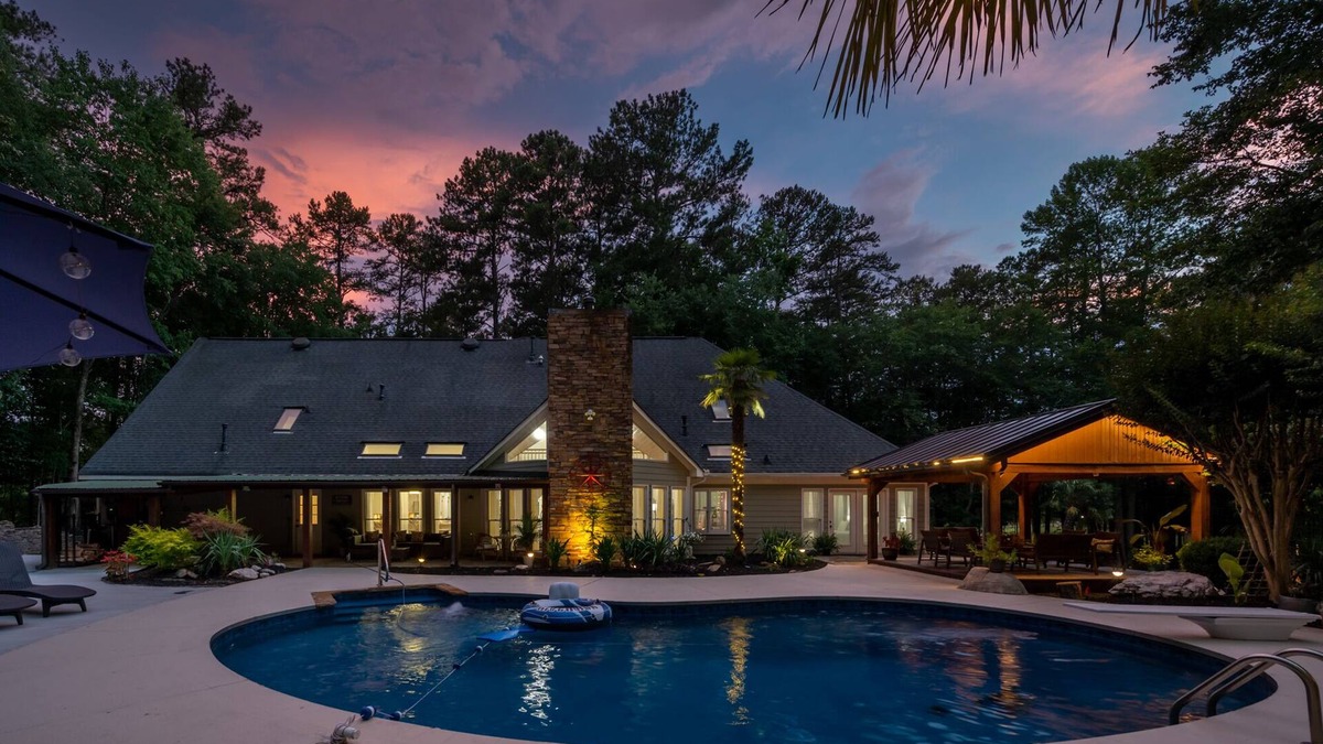 Cartersville House | Elegant Farm Stay 18 Beds Pool (Seasonal)