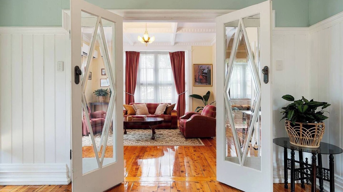 Castlemaine House | Elegant Goldfields Retreat | Spa Bath & Privacy