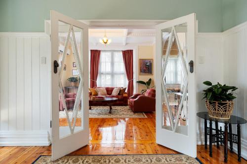 Castlemaine Apartment | Elegant Goldfields Retreat - Spa Bath & Privacy