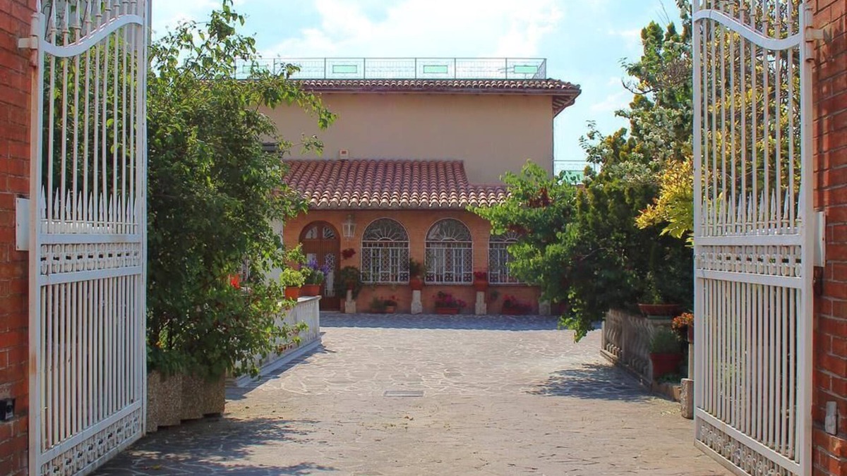 Gualdo Tadino House | Elegant guesthouse in the historic center