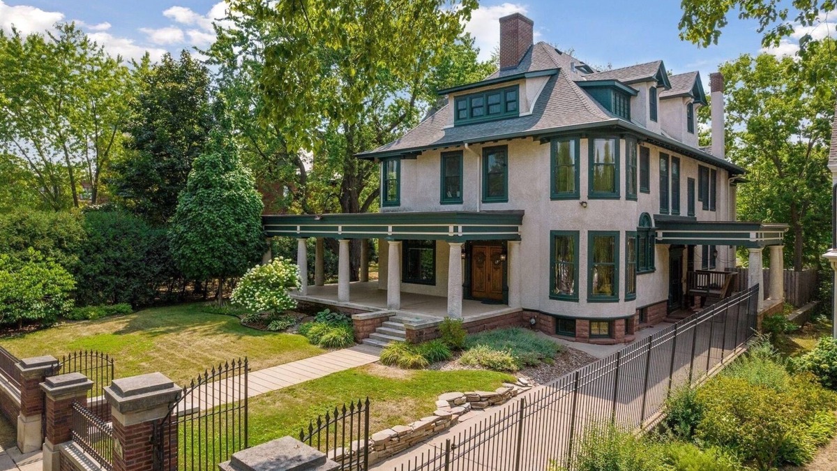 Summit Hill House | Elegant, Historic Mansion Getaway