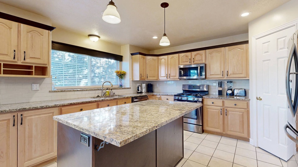 Clearfield House | Elegant home with large yard, gas grill & gas fireplace