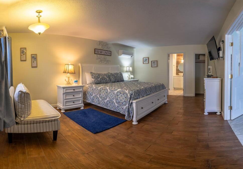 Hancock Apartment | Elegant Jacuzzi Suite