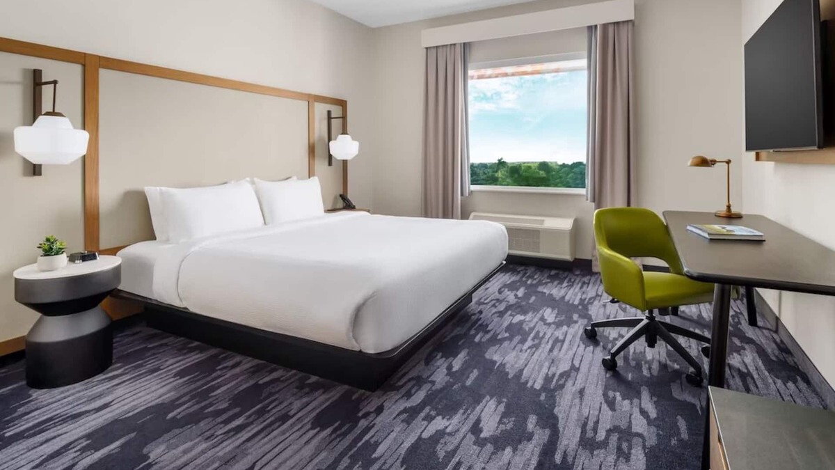 Florida City Hotel | Elegant King Getaway: Fairfield Inn, Perfect for Couples, Pets Allowed