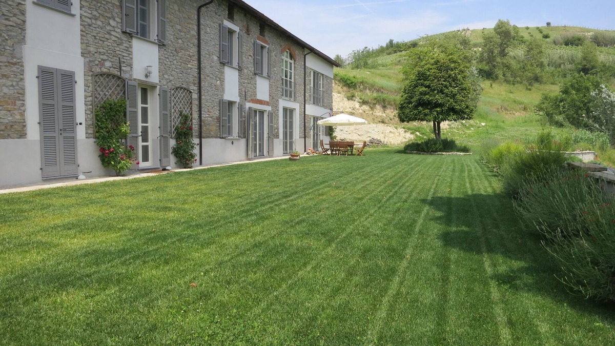 Montabone House | elegant large private farmhouse in the vineyards with new swimmingpool