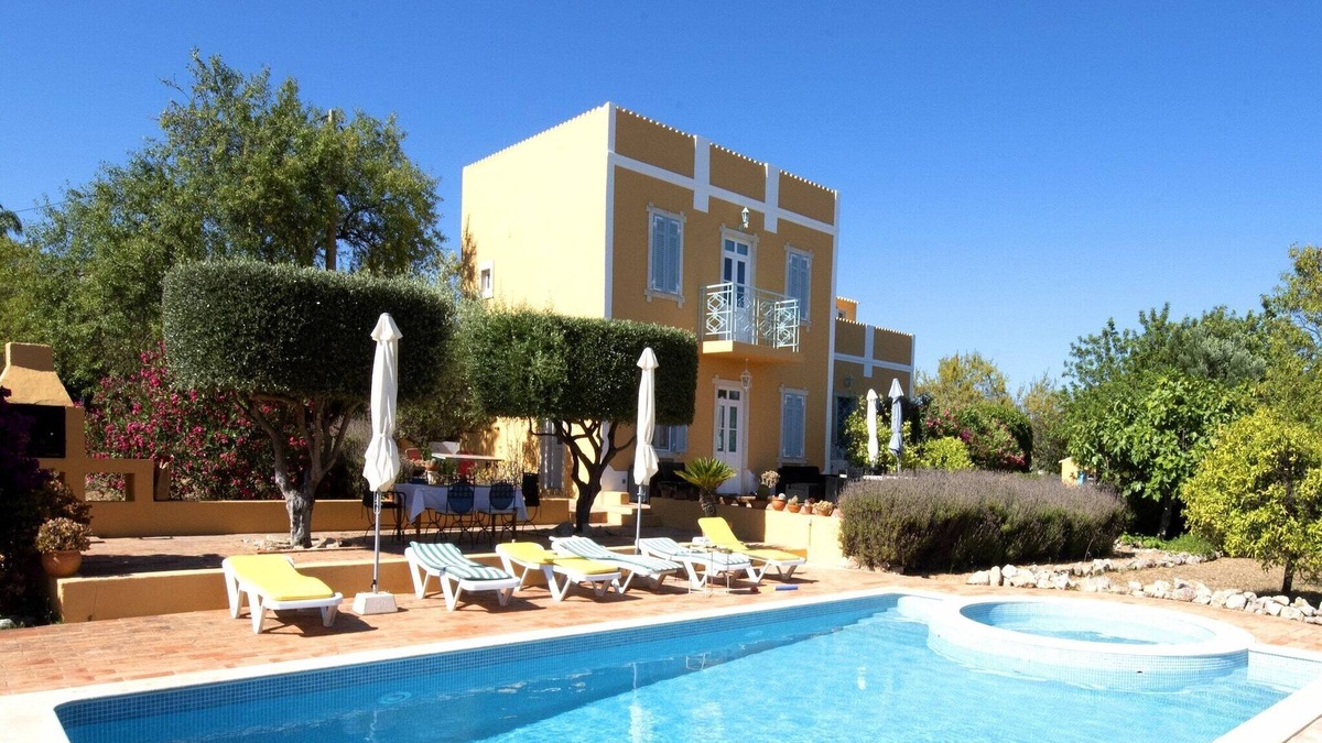Loule Villa | Elegant Loulé Mansion with Pool
