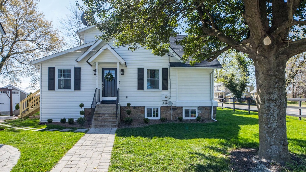 Middleburg House | Elegant Middleburg Manor with 3 Bedrooms 2 Baths