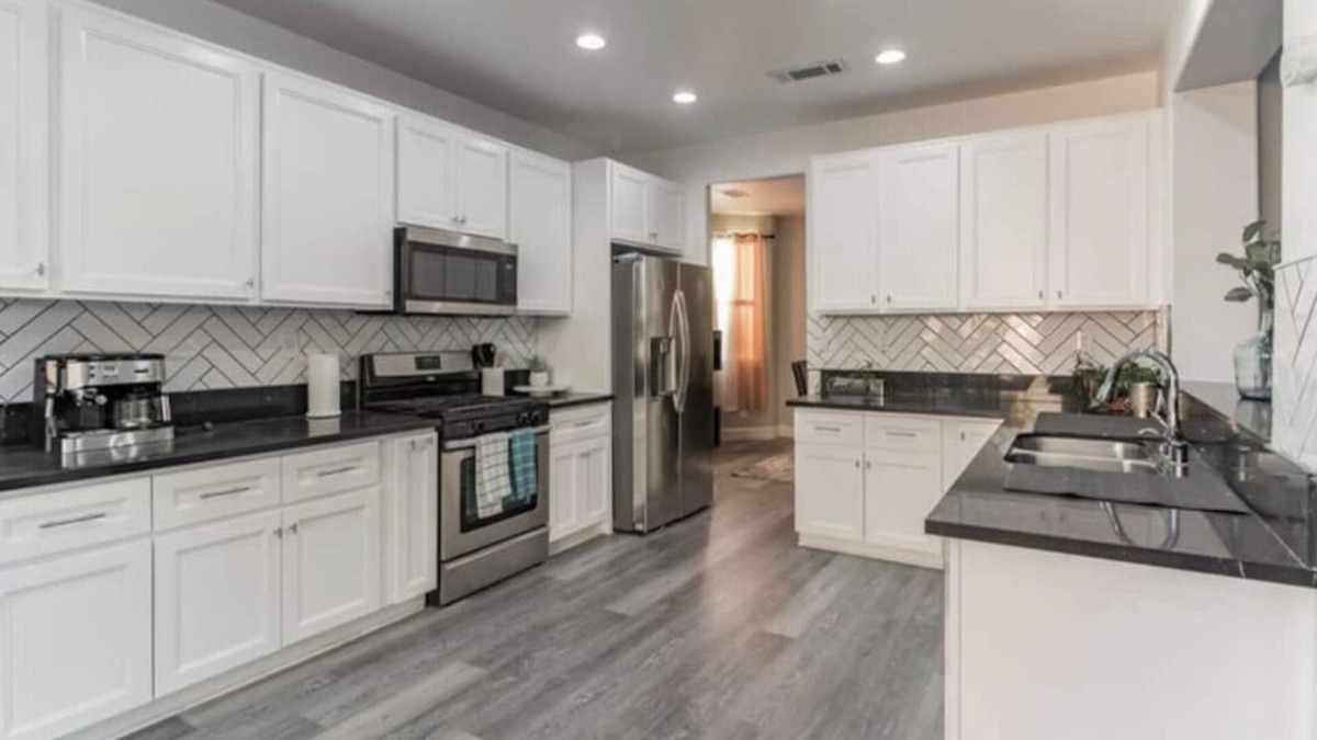 Palmdale House | Elegant Modern Home - 4Bd/2.5Ba in Palmdale