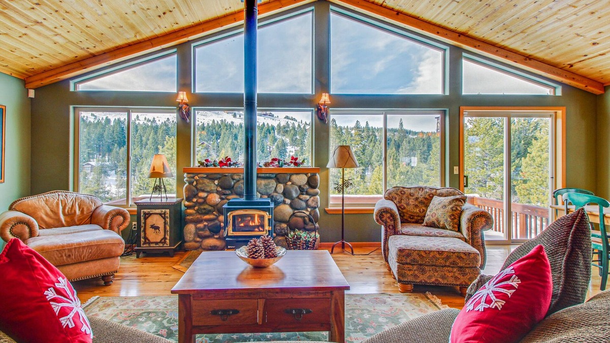 Truckee House | Elegant Mountain Retreat, Shared Hot Tub, Pool, & Resort Amenities - Near Beach