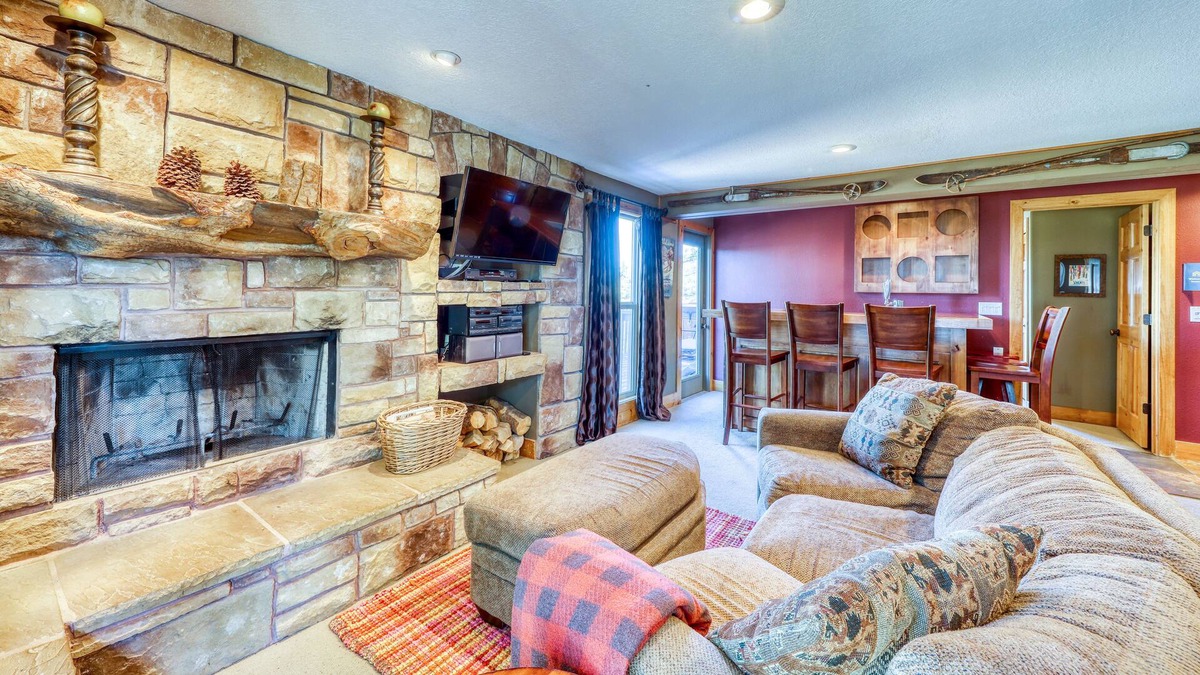 Boise Condo | Elegant mountain-view ski-in/ski-out condo with hot tub access & ski storage
