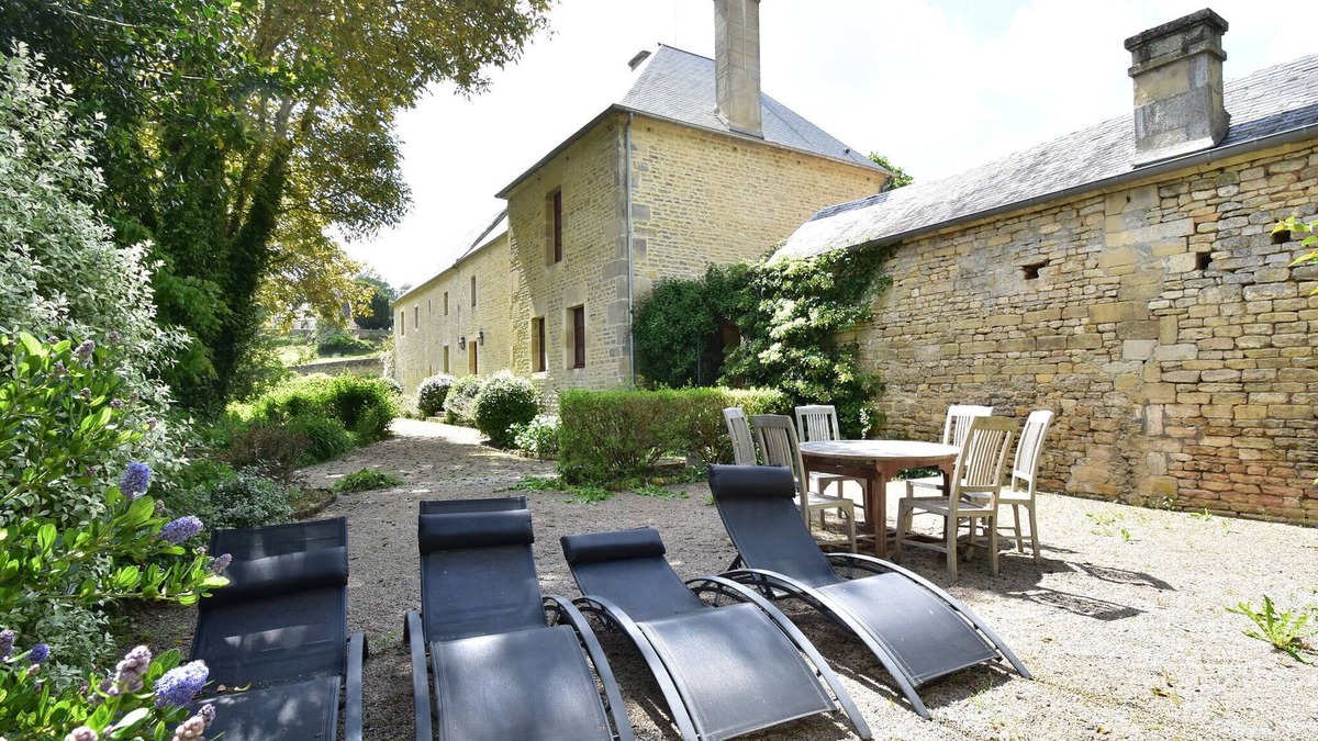 Ponts sur Seulles Villa | Elegant Normandy Retreat