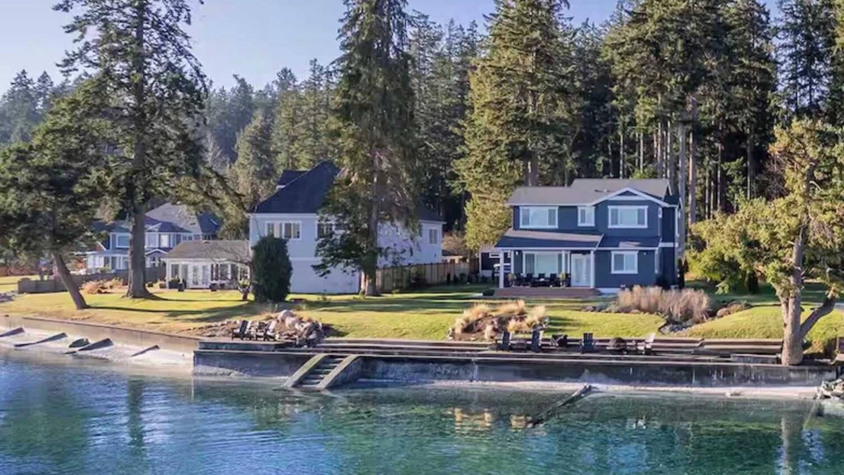 Poulsbo House | Elegant PNW Waterfront Beach House with Pickleball