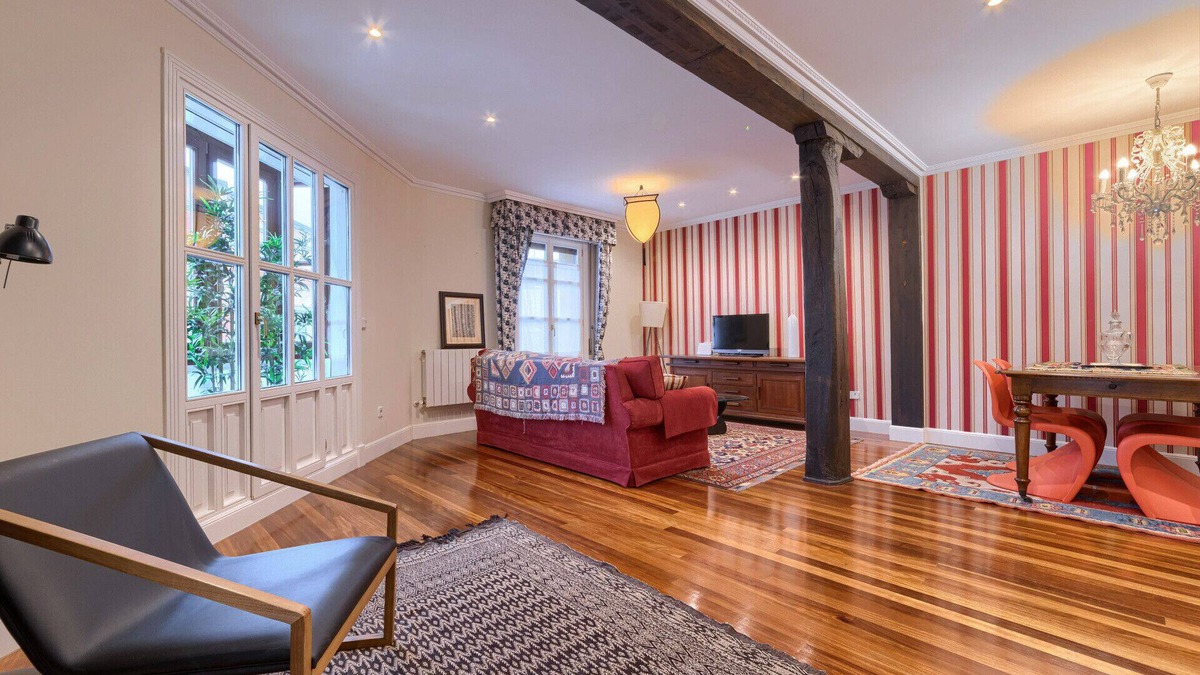 San Francisco Apartment | Elegant Renovated Ballroom with WiFi